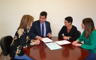 Firma Conveni entre l’Ajuntament de Riudoms i Càritas Parroquial de Riudoms