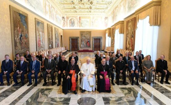 Papa felicita a caritas