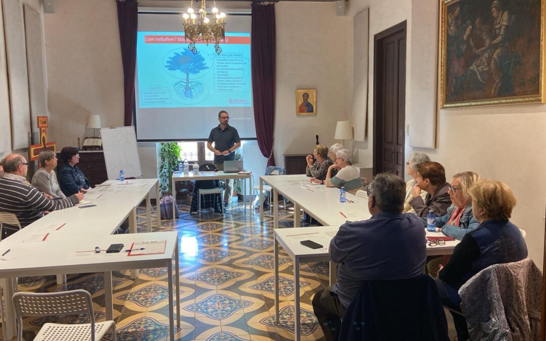 Gairebé una vintena de persones voluntàries de les Càritas de la Conca de Barberà es troben a Montblanc per a realitzar la formació bàsica de voluntariat.