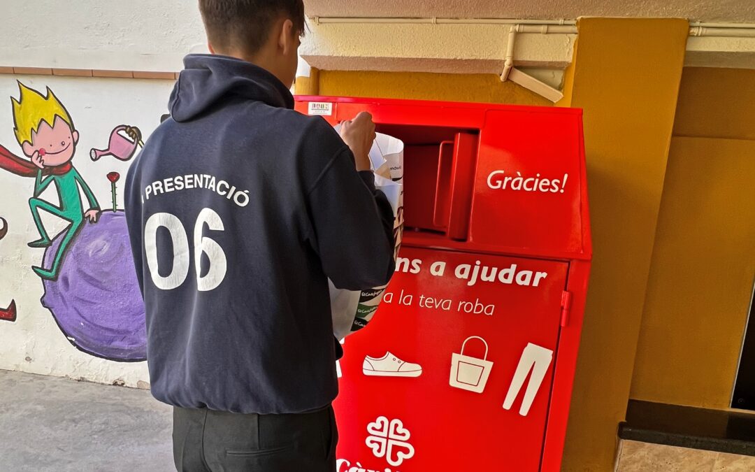 Arada instal·la un contenidor tèxtil al col·legi La Presentació de Reus