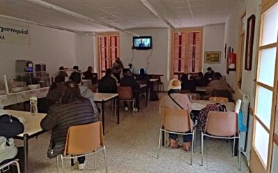 Sessió de cinema al Centre de dia Betània: compartir per reconstruir vincles