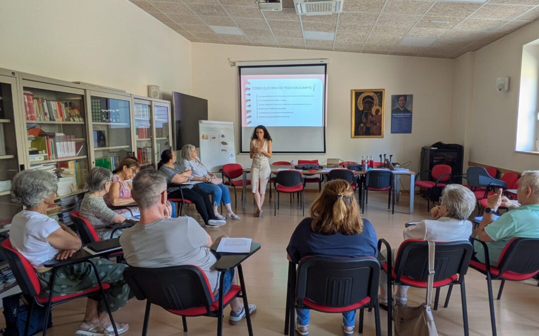 El voluntariat dels projectes de Gent gran realitza una formació de bones pràctiques