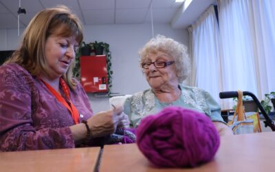 “Ara ens trobem”: Acompanyament emocional per combatre la solitud de les persones grans