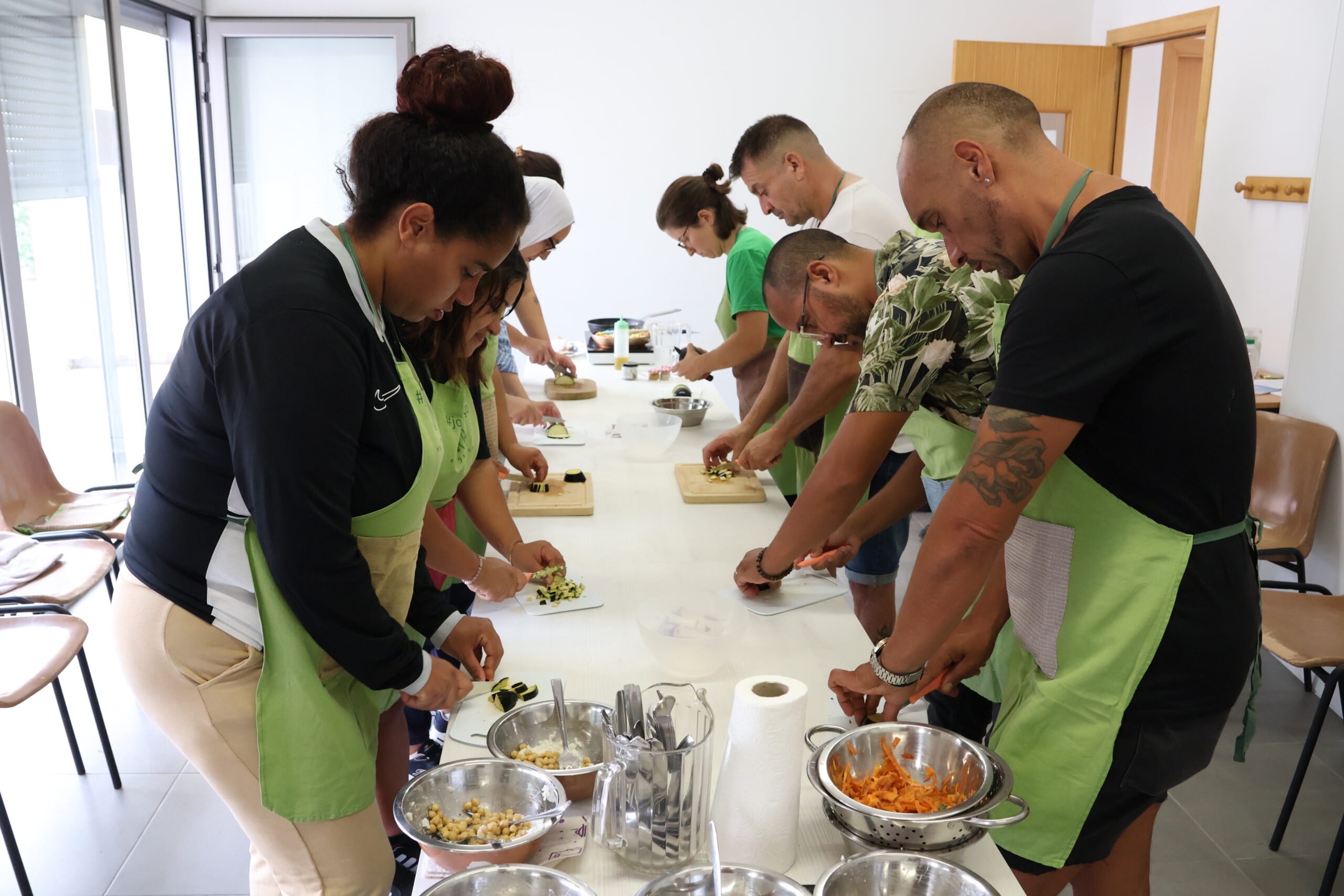 La Fundació Espigoladors fa un taller de cuina d’aprofitament a Càritas Salou